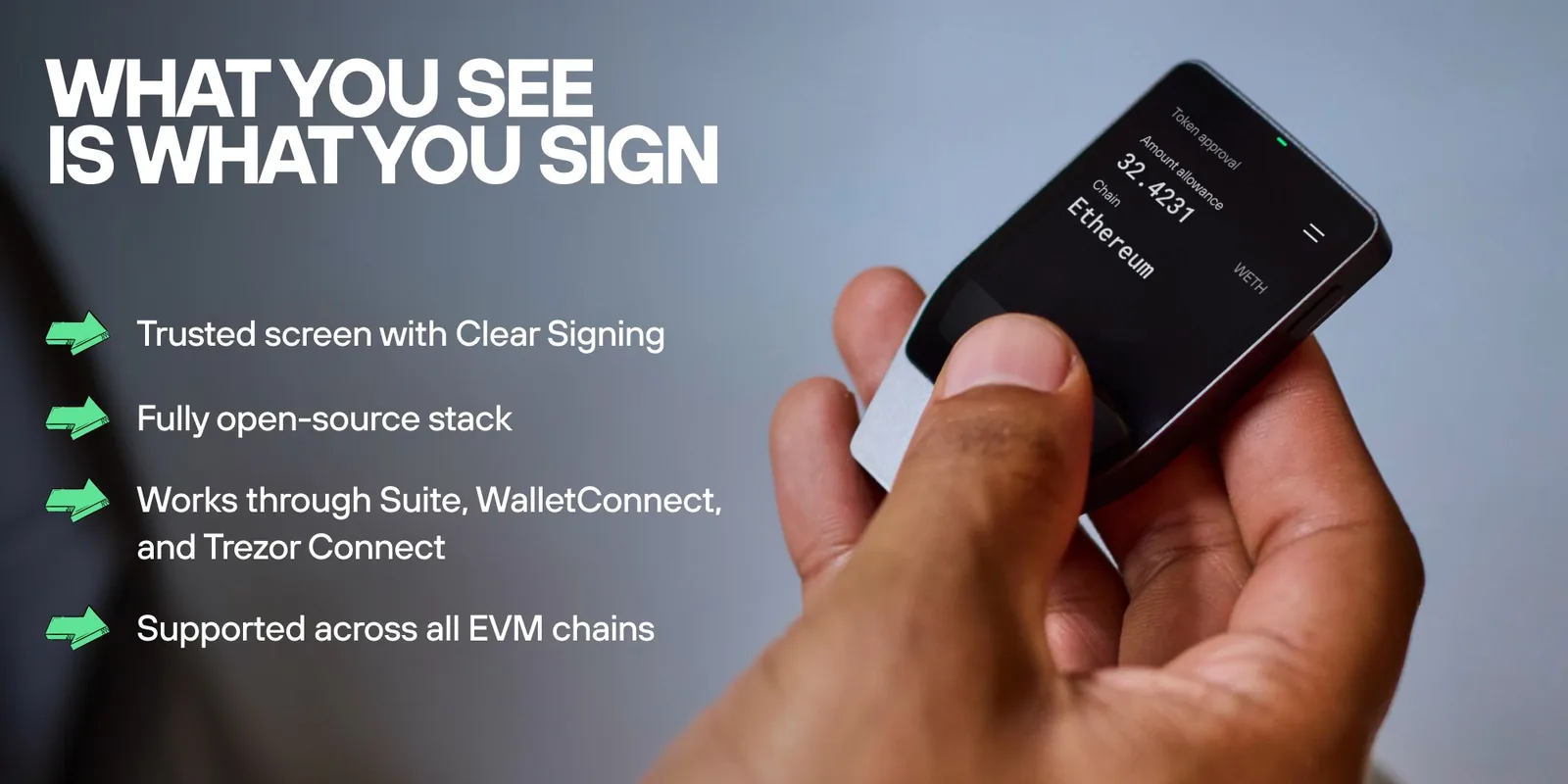 Pressebild von Trezor: Eine Hand hält ein Trezor Safe mit Clear Signing, der Bildschirm zeigt Betrag und Netzwerk einer Transaktion